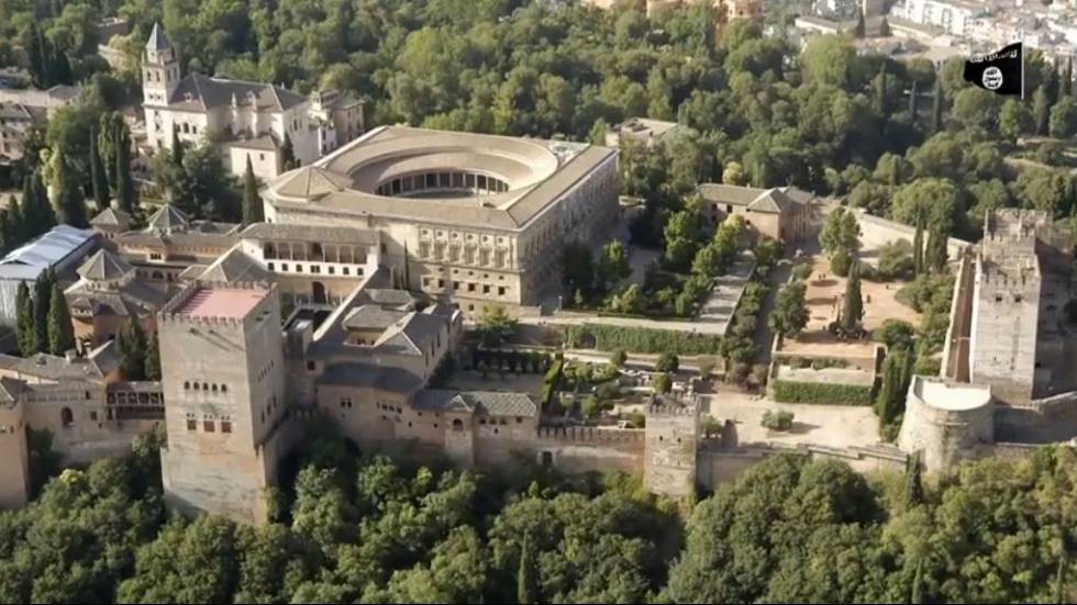 Imagen aérea de la Alhambra que figura en el vídeo del ISIS, cuyo logo está arriba a la derecha.