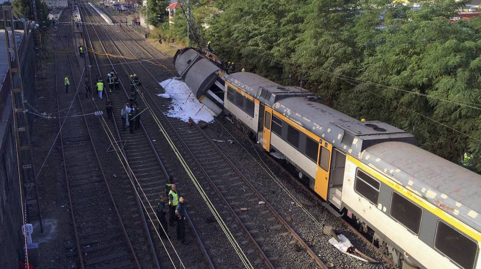 Imagen del tren que se descarriló este viernes en la estación de tren de O Porriño (Pontevedra).