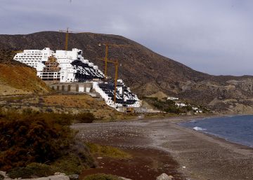 La Junta y el Gobierno acuerdan el plan para demoler El Algarrobico La Junta y el Gobierno acuerdan el plan para demoler El Algarrobico