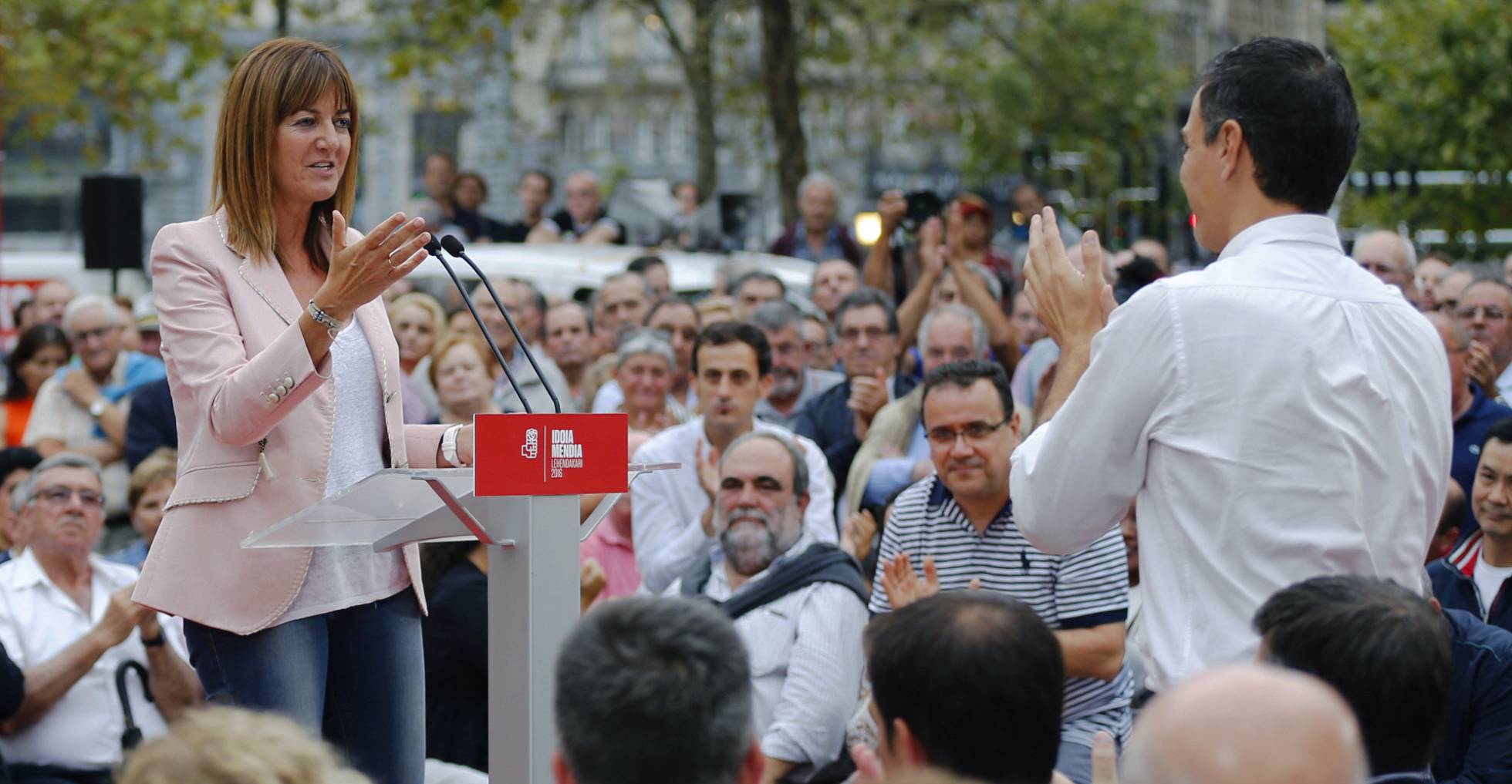 Pedro Sánchez e Idoia Mendia durante un mitin en Bilbao. Pedro Sánchez e Idoia Mendia durante un mitin en Bilbao.