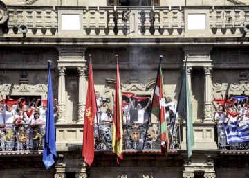 El Ayuntamiento de Pamplona, condenado a recolocar el retrato del Rey y la bandera española El Ayuntamiento de Pamplona, condenado a recolocar el retrato del Rey y la bandera española