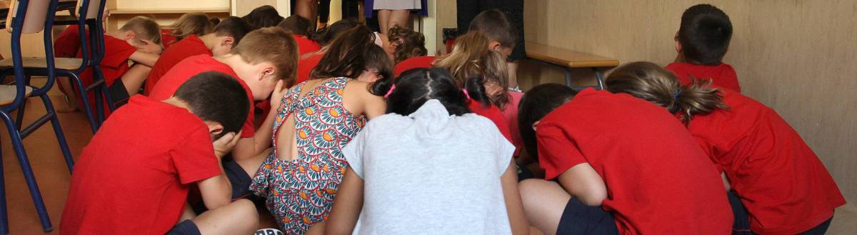 Cifuentes, en un colegio bilingüe. Cifuentes, en un colegio bilingüe.