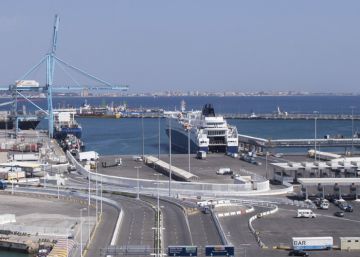 Un derrame de crudo en Algeciras afecta a unos 500 metros de costa Un derrame de crudo en Algeciras afecta a unos 500 metros de costa