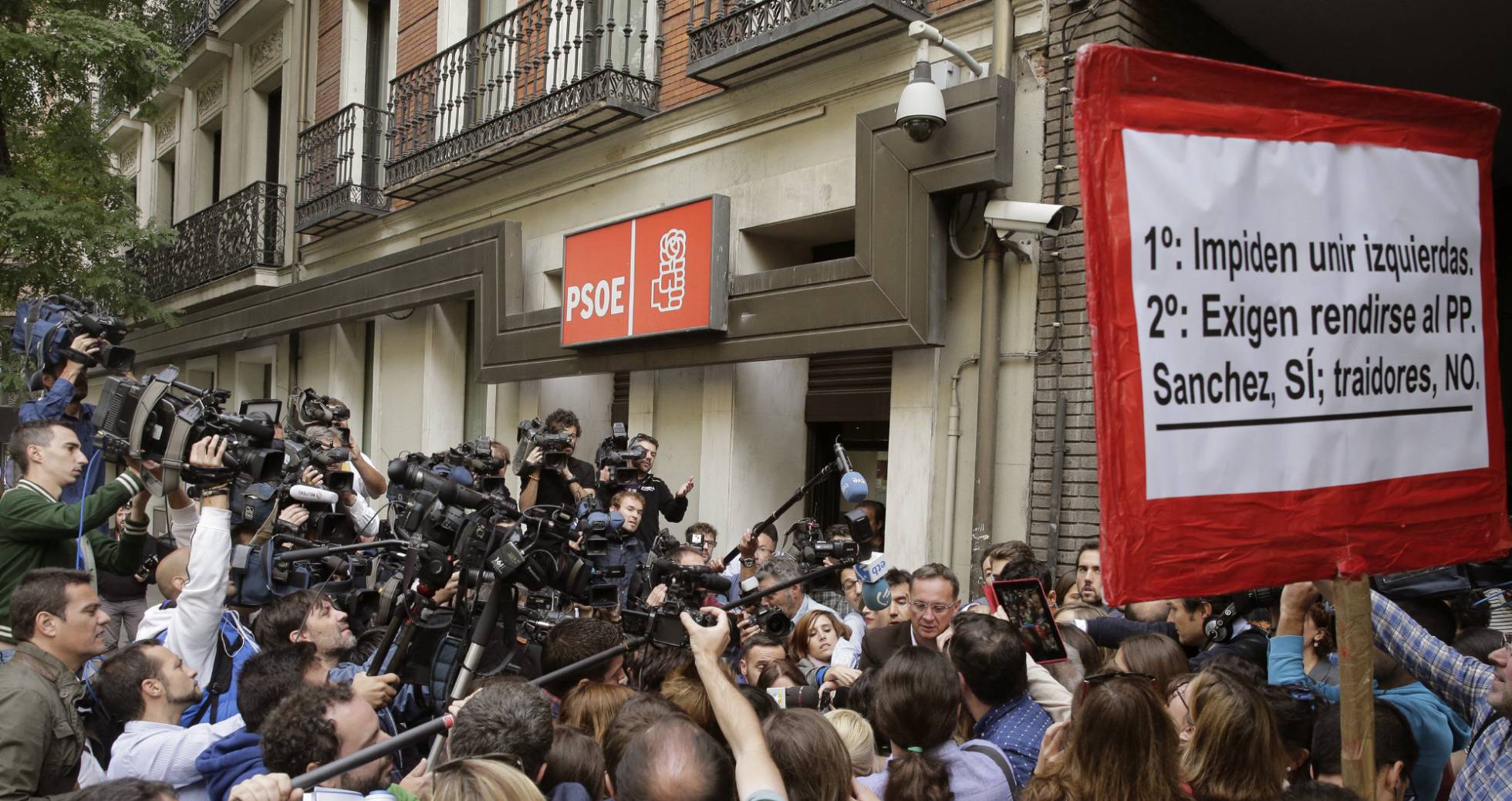 Numerosos periodistas a la entrada de la sede del PSOE en la calle de Ferraz de Madrid. Numerosos periodistas a la entrada de la sede del PSOE en la calle de Ferraz de Madrid.