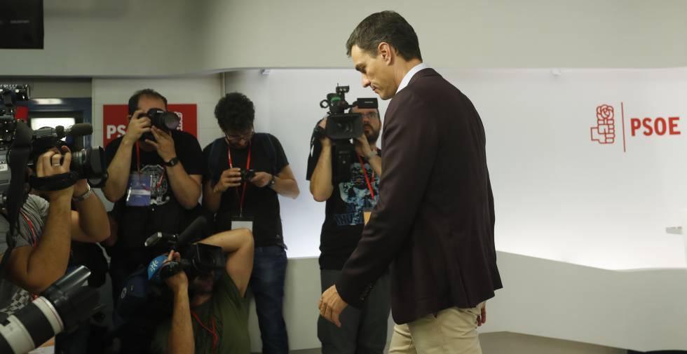 Pedro Sánchez, tras la comparecencia pública en la que anunció su dimisión.