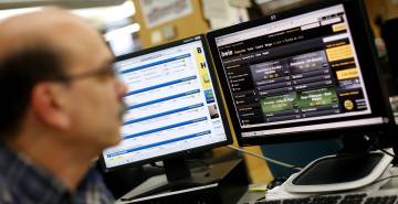 Un usuario consulta una página de juego online desde su ordenador.rn Un usuario consulta una página de juego online desde su ordenador.rn