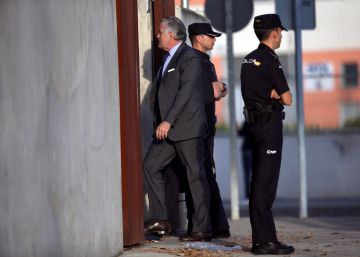 Luis Bárcenas a la entrada de la sede de la Audiencia Nacional de San Fernando de Henares. Luis Bárcenas a la entrada de la sede de la Audiencia Nacional de San Fernando de Henares.