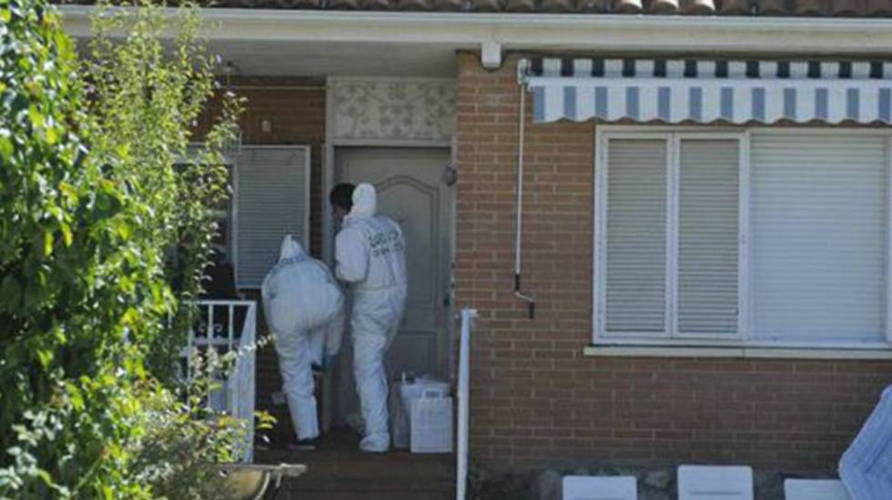 Agentes de Científica acceden a la casa de Pioz (Guadalajara) donde fueron hallados los cuerpos de la familia brasileña asesinada.