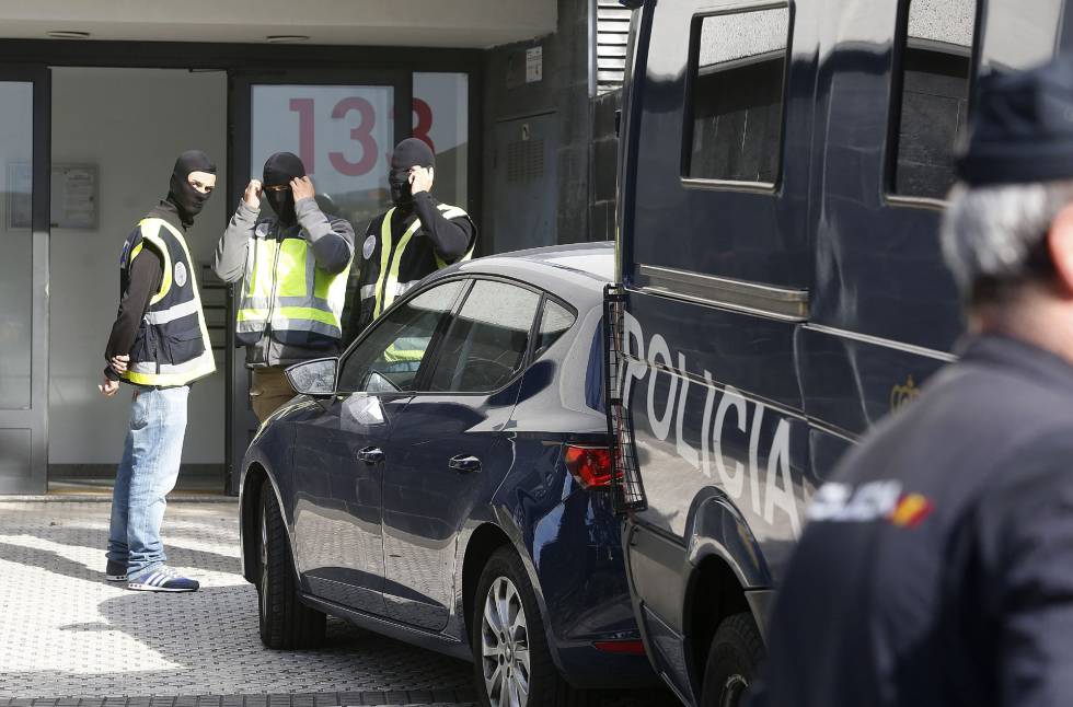 Policías nacionales detienen en Ceuta a un individuo que formaba parte de una célula yihadista, el 16 de octubre.