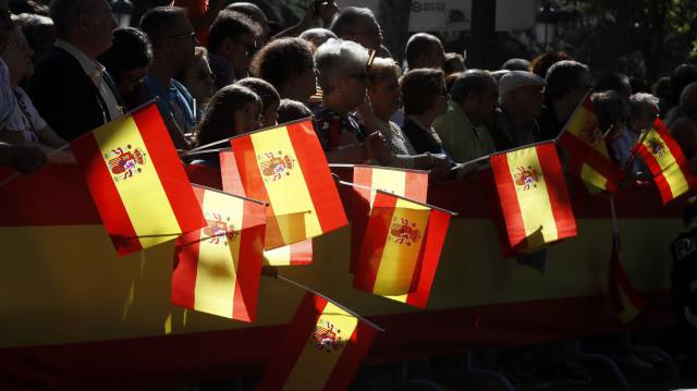 Banderas españolas durante los actos previos al 12-O. Banderas españolas durante los actos previos al 12-O.