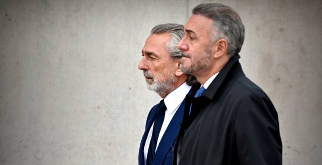 El presunto cabecilla de la trama Gürtel, Francisco Correa (i), a su llegada a la Audiencia Nacional en San Fernando de Henares (Madrid). El presunto cabecilla de la trama Gürtel, Francisco Correa (i), a su llegada a la Audiencia Nacional en San Fernando de Henares (Madrid).