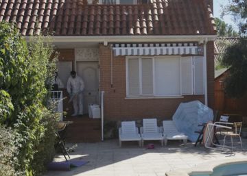 Agentes de la policía científica inspeccionan la casa en la que fueron hallados los cuerpos de una familia brasileña en Pioz (Guadalajara).