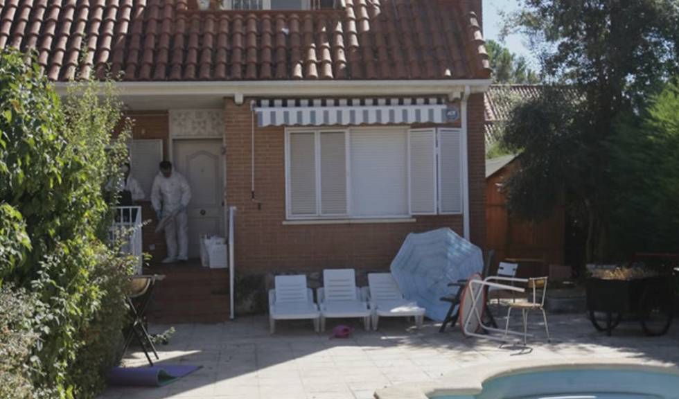 Agentes de la policía científica inspeccionan la casa en la que fueron hallados los cuerpos de una familia brasileña en Pioz (Guadalajara).