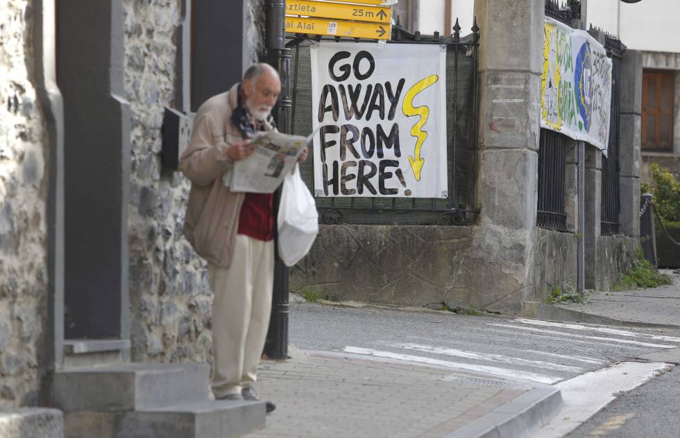 Una pancarta en el centro de Leiza pide la salida de la Guardia Civil del pueblo.