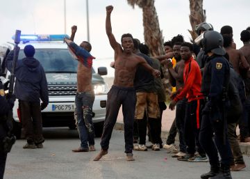 Más de 200 personas entran en Ceuta tras un salto masivo
