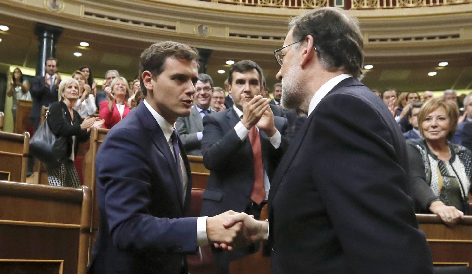 Albert Rivera felicita a Mariano Rajoy tras su investidura como presidente. Albert Rivera felicita a Mariano Rajoy tras su investidura como presidente.