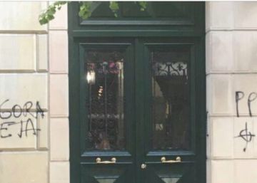 Pintan un “Gora ETA” en el portal de una exedil del PP donostiarra Pintan un “Gora ETA” en el portal de una exedil del PP donostiarra