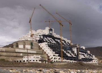 Junta y Gobierno abren otra batalla judicial para demoler El Algarrobico