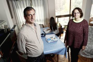 Camilo, su mujer Josefina y su hija Clara, en su casa de Tres Cantos, Madrid.
