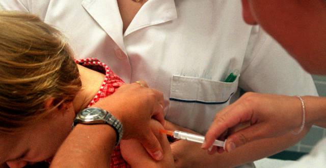 Vacunación de meningitis en un centro asistencial de Barcelona.