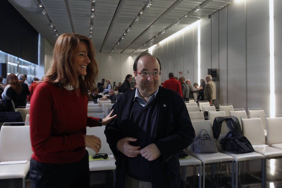 El primer secretario del PSC, Miquel Iceta (derecha), junto a la socialista Laia Bonet, durante la II Convención Federalista organizada por la Fundación Rafael Campalans que se celebra en Barcelona.