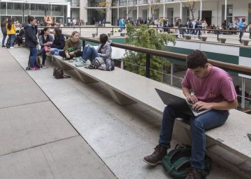 Dos de cada tres universitarios estudian y trabajan durante la carrera Dos de cada tres universitarios estudian y trabajan durante la carrera