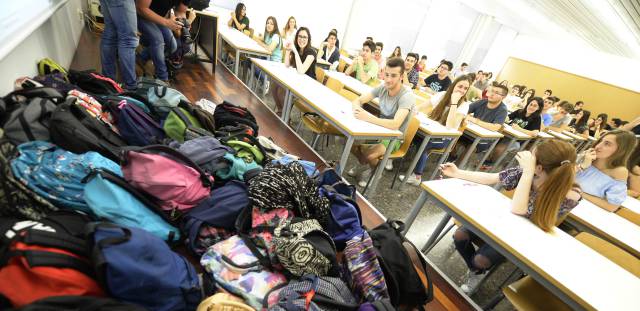 Mochilas durante la Selectividad de junio en la Universidad de Valencia.