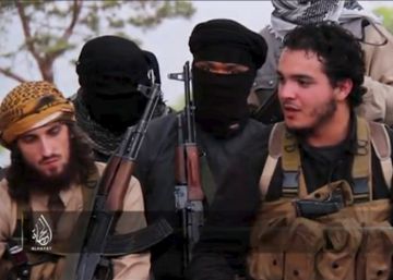 Fotograma de un v&iacute;deo difundido por el ISIS con yihadistas europeos. 