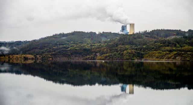 El lago junto a una central t&eacute;rmica.
