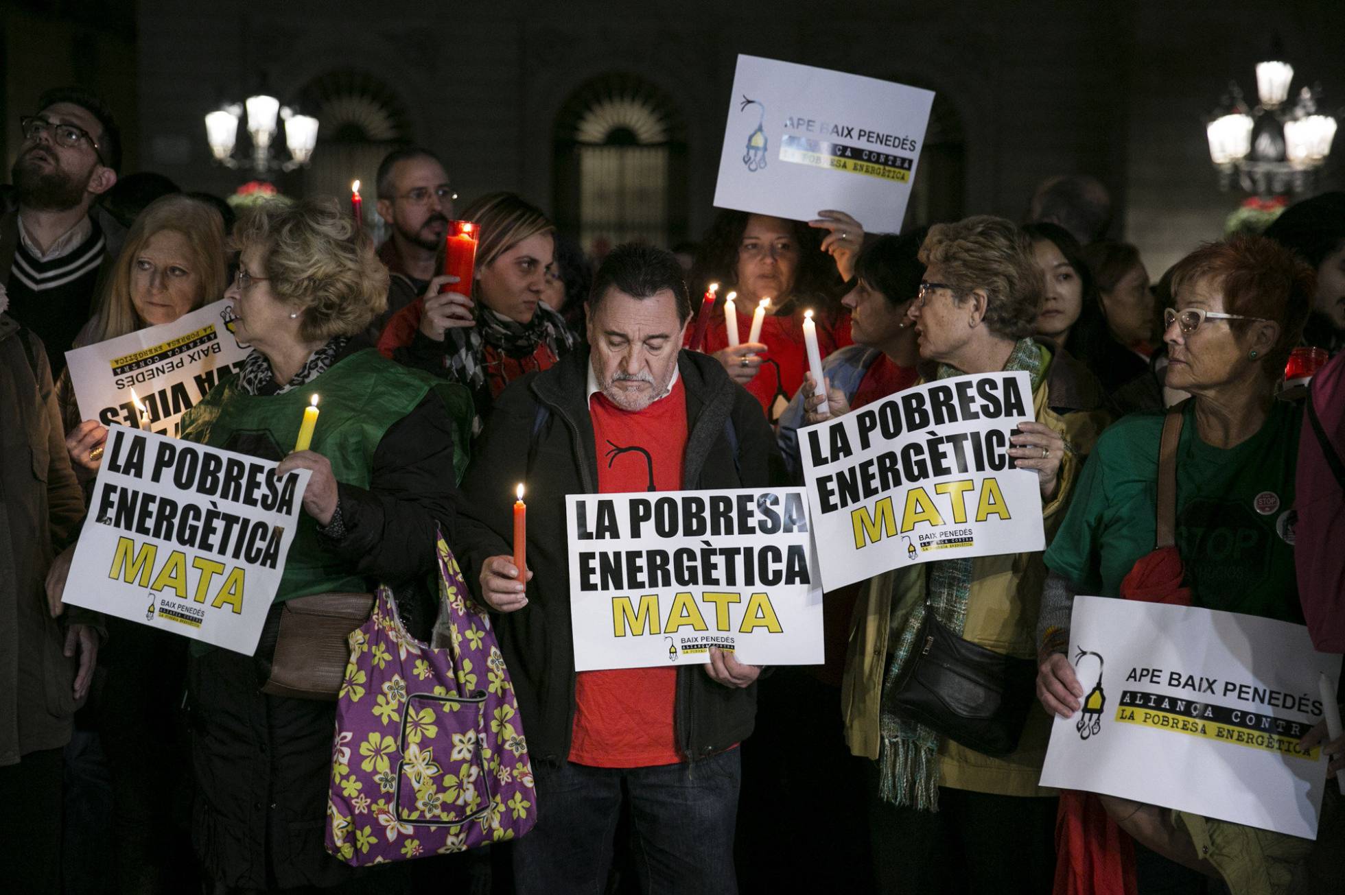 Manifestación ayer miércoles contra la pobreza energética en la plaza de Sant Jaume en Barcelona. Manifestación ayer miércoles contra la pobreza energética en la plaza de Sant Jaume en Barcelona.