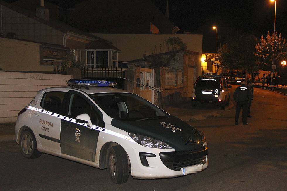 Un coche de la Guardia Civil junto a la vienda donde han sido hallados los cadáveres de un hombre y una mujer.