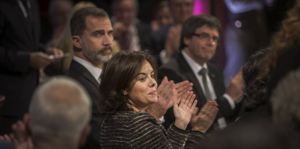 Soraya Sáenz de Santamaría, junto a Felipe VI y Carles Puigdemont.