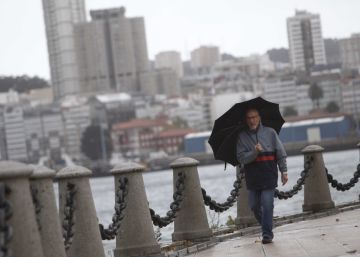 Un hombre camina por el paseo mar&iacute;timo de A Coru&ntilde;a. 