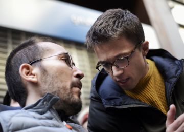 &Iacute;&ntilde;igo Errej&oacute;n y Pablo Echenique en la concentraci&oacute;n ante las oficinas de Gas Natural.