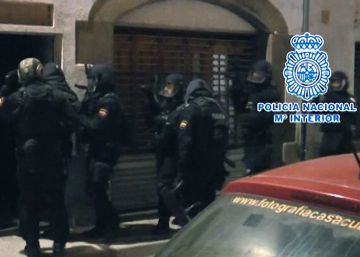 Los polic&iacute;as durante de detenci&oacute;n. 