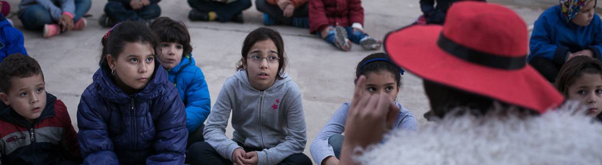 Un grupo de niños y niñas en Barcelona.