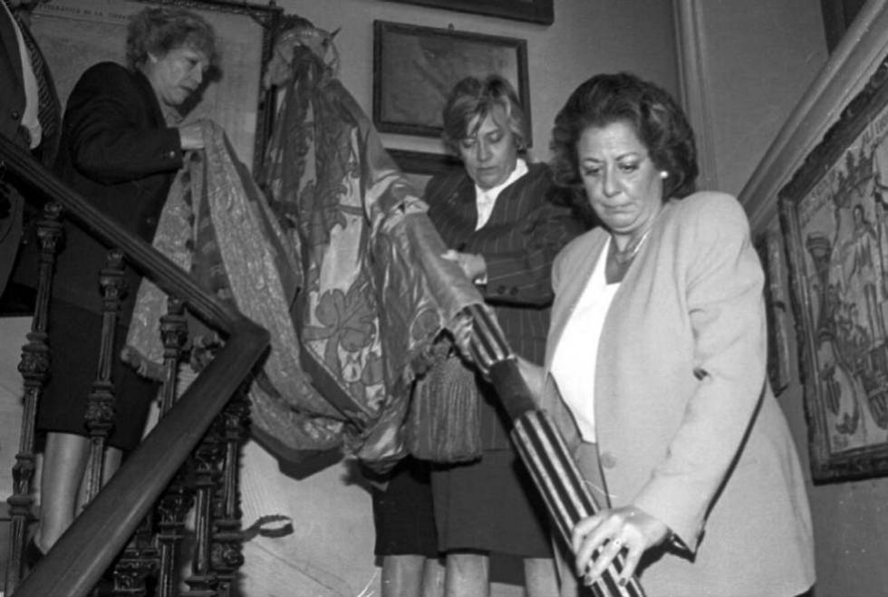 L'alcaldessa de València, Rita Barberá, porta la senyera d'una dependència municipal a una altra a València, el 1994.