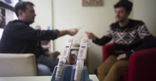 Un joven se somete a una prueba de VIH en COGAM.