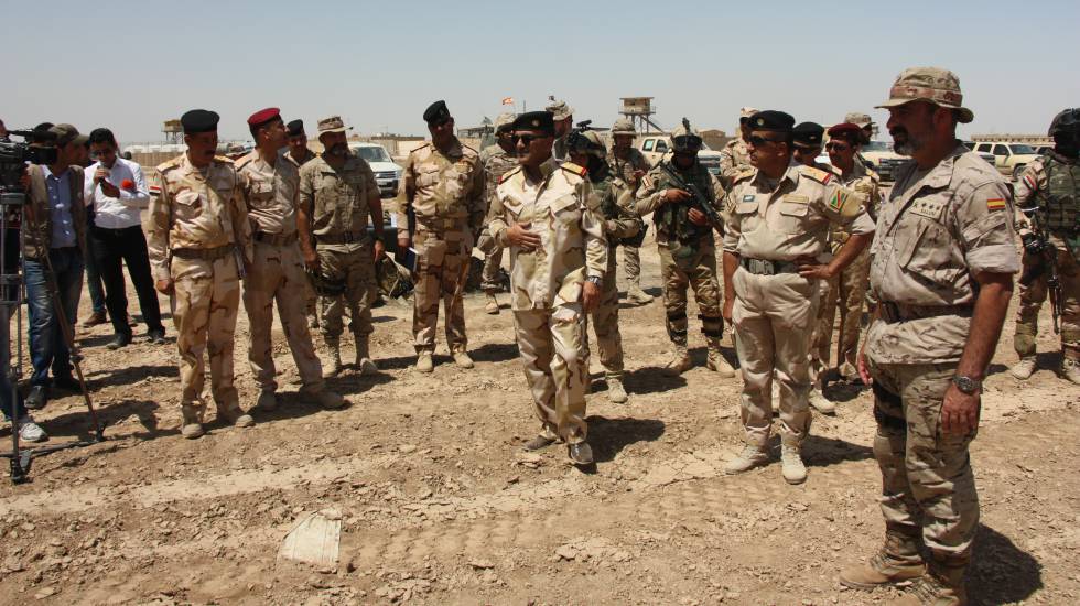 El coronel español Julio Salom, a la derecha, con generales iraquíes en Besmayah. El coronel español Julio Salom, a la derecha, con generales iraquíes en Besmayah.
