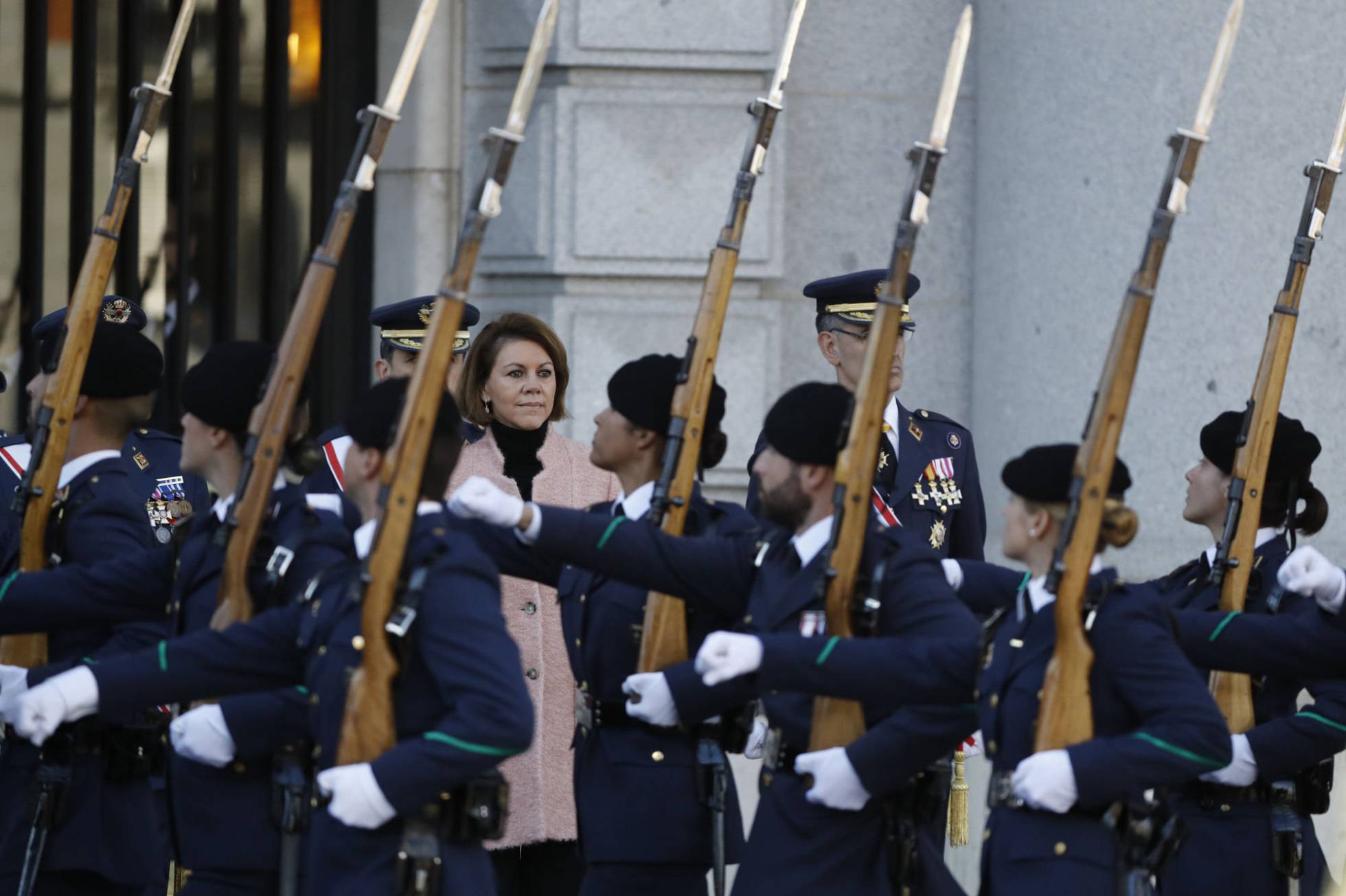 La ministra de Defensa, María Dolores de Cospedal, preside un desfile con motivo de la Vírgen de Loreto, Patrona de Aviación, en Madrid.rn La ministra de Defensa, María Dolores de Cospedal, preside un desfile con motivo de la Vírgen de Loreto, Patrona de Aviación, en Madrid.rn