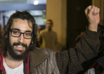 Catalans who burnt photo of Spanish king released after refusing to testify