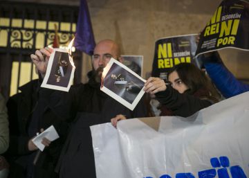 És possible anar a la presó per cremar una foto del Rei?