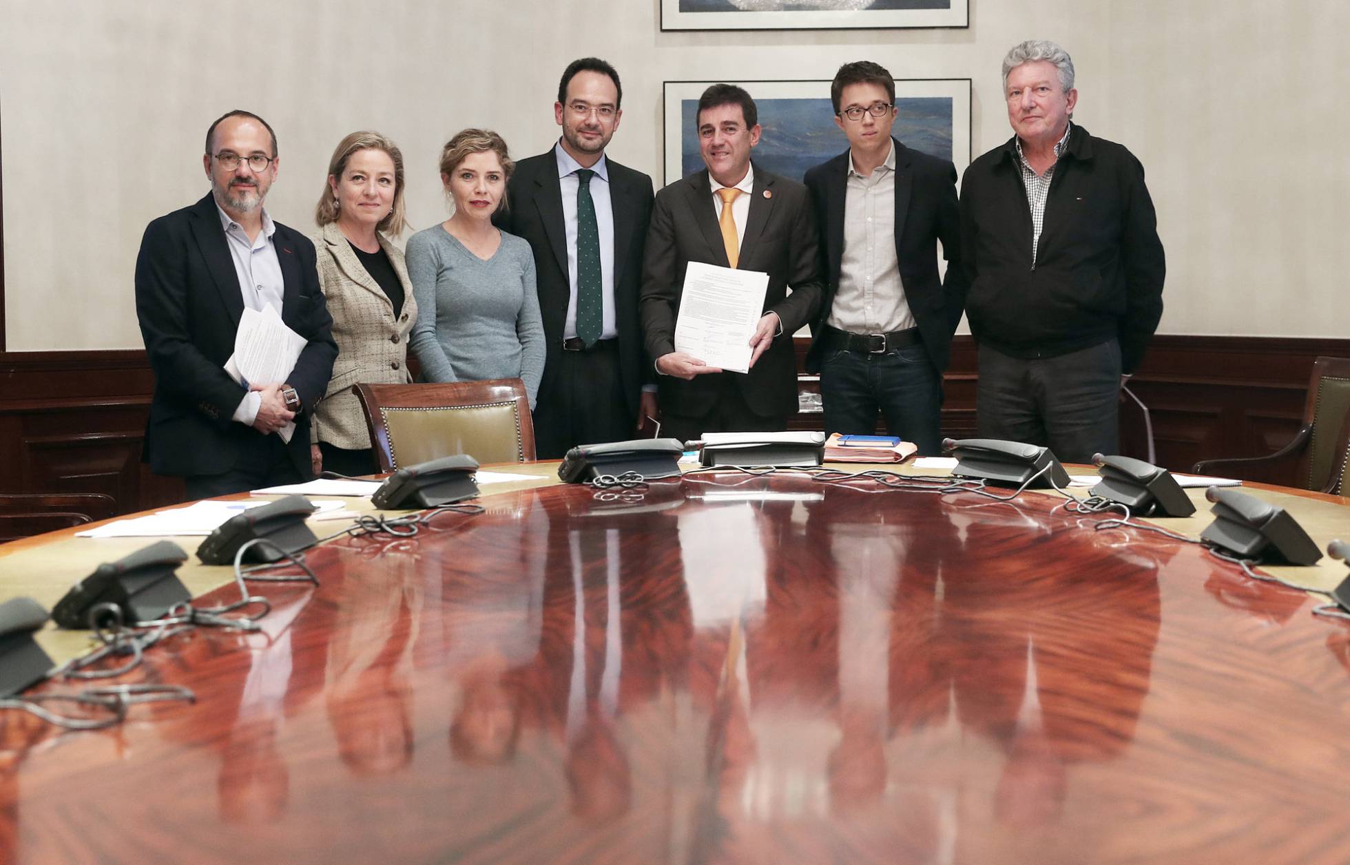 Los portavoces de los grupos parlamentarios firman un pacto por la Dependencia. De izda. a dcha. Carles Campuzano, de PDCat, Ana María Oramas, de CC, Marta Martín, de Ciudadanos, Antonio Hernando, del PSOE, José Manuel Ramirez, presidente de la Asociación de Directoras y Gerentes de Servicios Sociales y del Observatorio Estatal de la Dependencia, Íñigo Errejón, de Ahora Podemos, y Pedro Quevedo, de Nueva Canarias. Los portavoces de los grupos parlamentarios firman un pacto por la Dependencia. De izda. a dcha. Carles Campuzano, de PDCat, Ana María Oramas, de CC, Marta Martín, de Ciudadanos, Antonio Hernando, del PSOE, José Manuel Ramirez, presidente de la Asociación de Directoras y Gerentes de Servicios Sociales y del Observatorio Estatal de la Dependencia, Íñigo Errejón, de Ahora Podemos, y Pedro Quevedo, de Nueva Canarias.