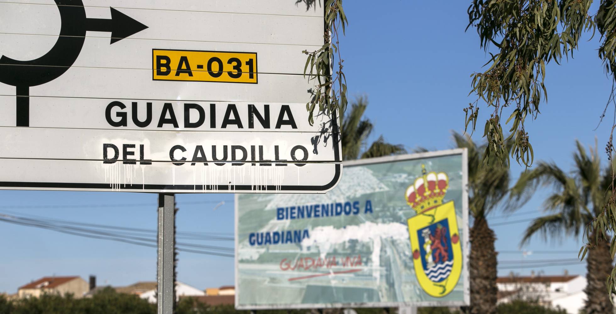 Un cartel de carretera marca la dirección de Guadiana del Caudillo. Un cartel de carretera marca la dirección de Guadiana del Caudillo.