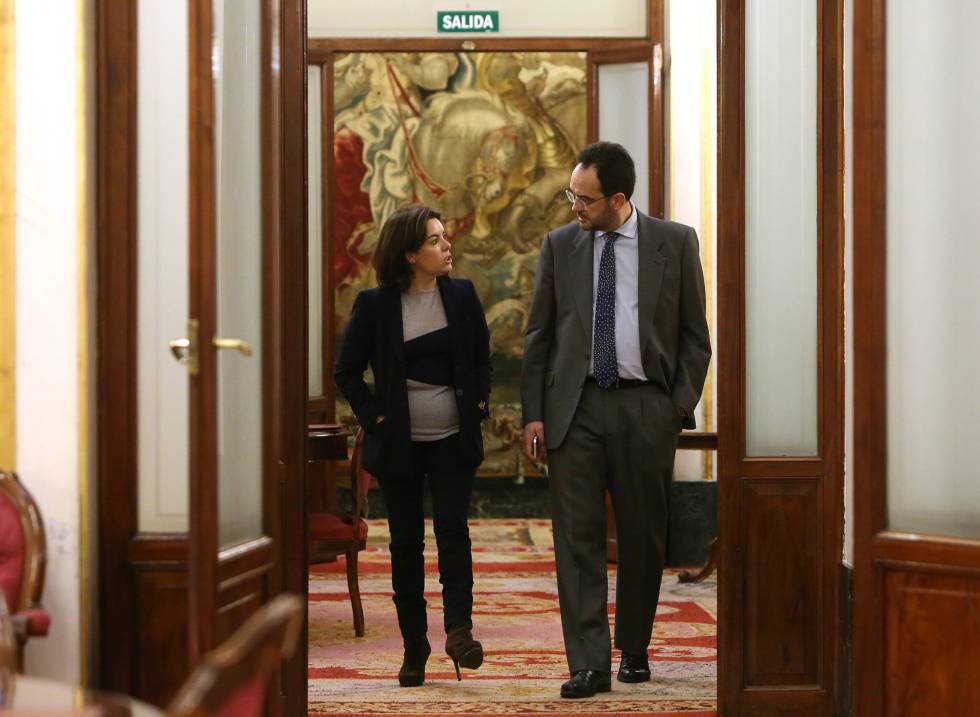 Soraya Saenz de Santamaria y Antonio Hernando conversan por los pasillos del Congreso de los Diputados