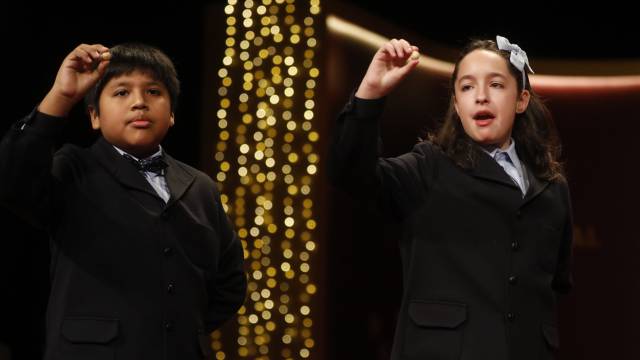Niños de San Ildefonso cantando los números de la lotería. Niños de San Ildefonso cantando los números de la lotería.