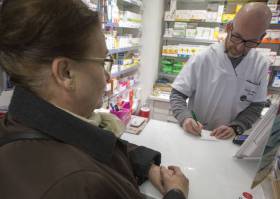 La ministra de Sanidad admite que estudia subir el copago farmacéutico a los jubilados que más ingresan La ministra de Sanidad admite que estudia subir el copago farmacéutico a los jubilados que más ingresan