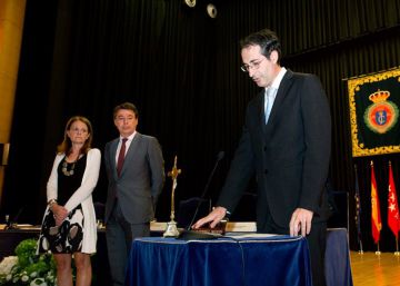 La Rey Juan Carlos vuelve a arropar al rector de los plagios La Rey Juan Carlos vuelve a arropar al rector de los plagios