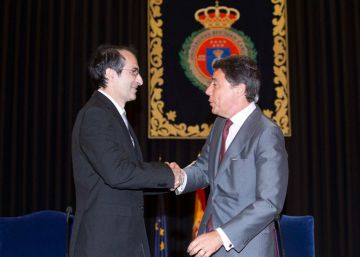 El rector se libra de cuatro demandas de plagio por su coste El rector se libra de cuatro demandas de plagio por su coste
