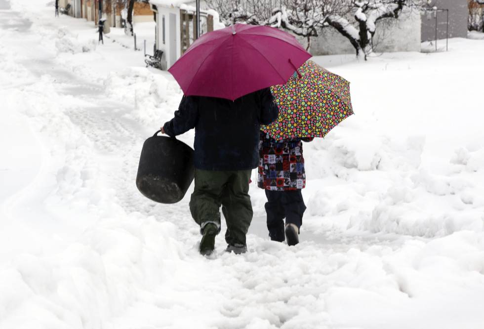 Dos vecinos de Famorca se dirigen a coger leña entre una espesa capa de nieve.